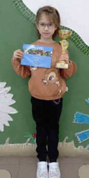 Boróka az oklevéllel és a kupával