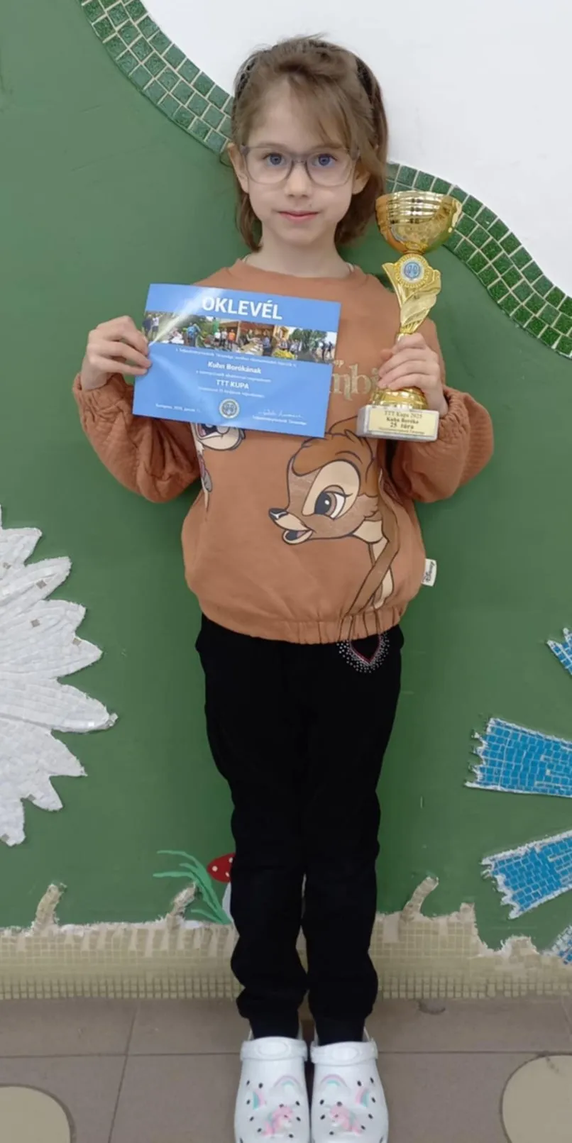 Boróka az oklevéllel és a kupával